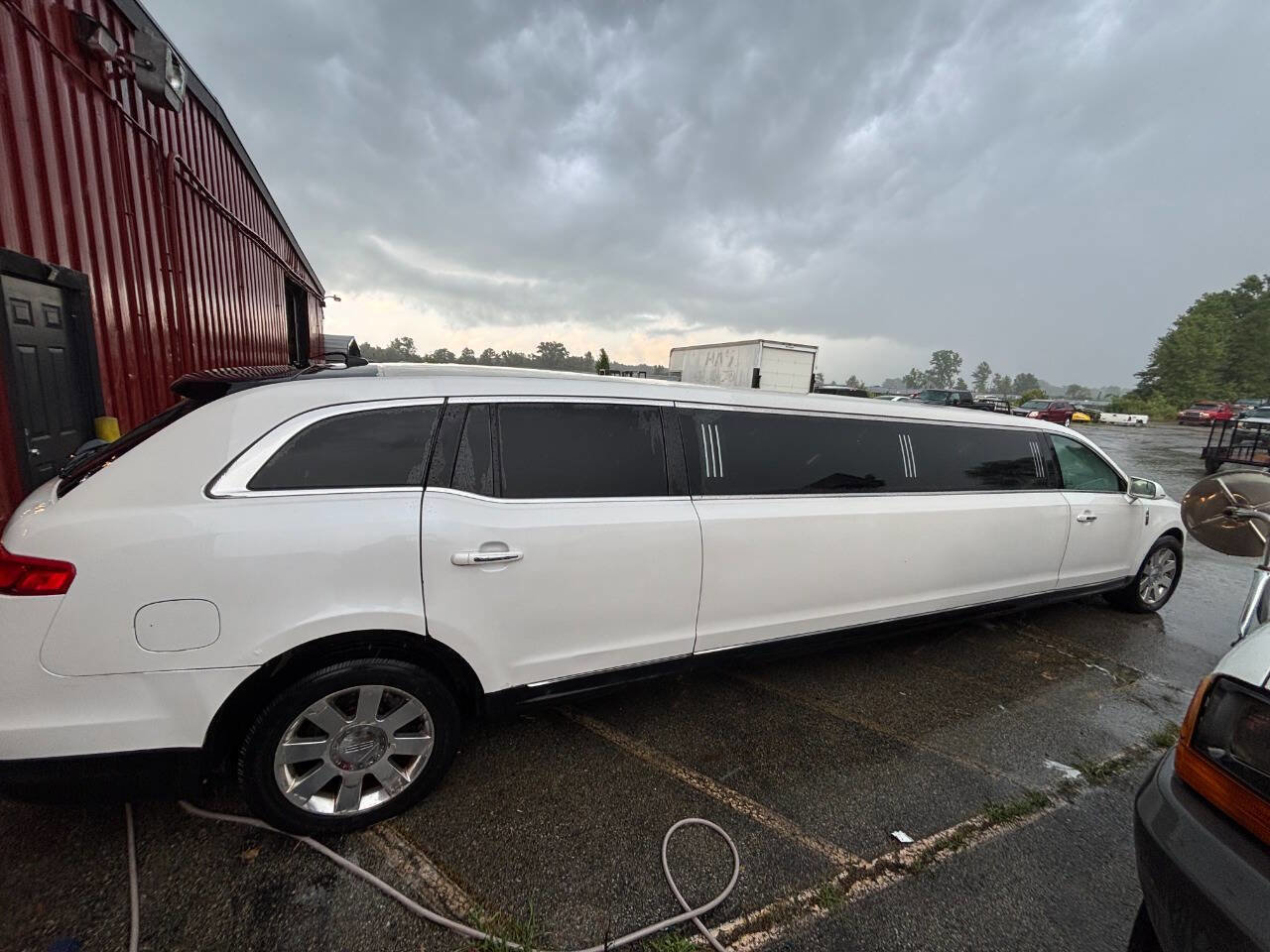 Used 2013 Lincoln MKT AWD image 2