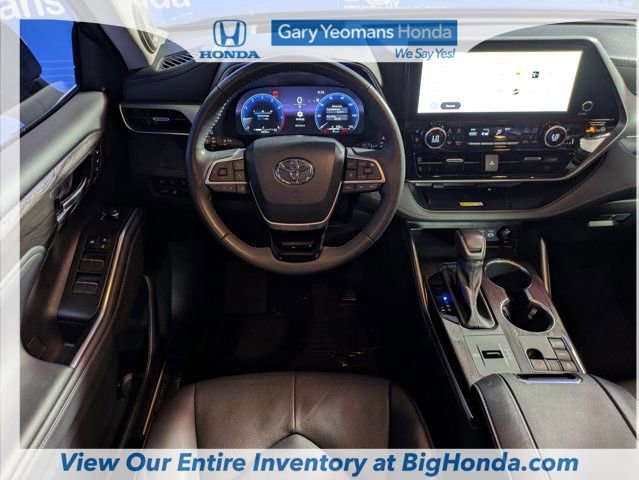 Used 2023 Toyota Highlander Platinum FWD image 16