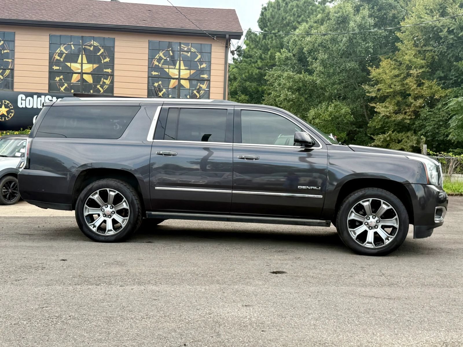 Used 2017 GMC Yukon XL Denali AWD/4WD image 2