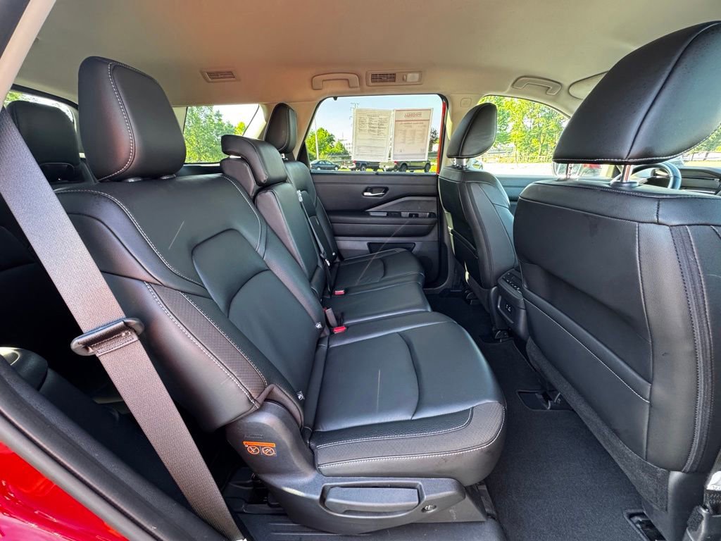 Used 2023 Nissan Pathfinder SL w/ Black Appearance Package AWD/4WD image 11
