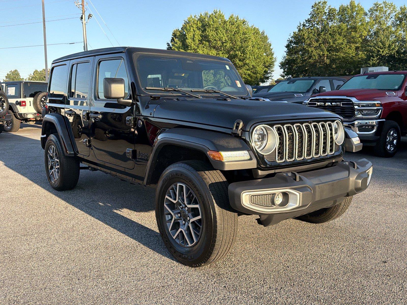 Used 2025 Jeep Wrangler Unlimited Sahara AWD/4WD image 3