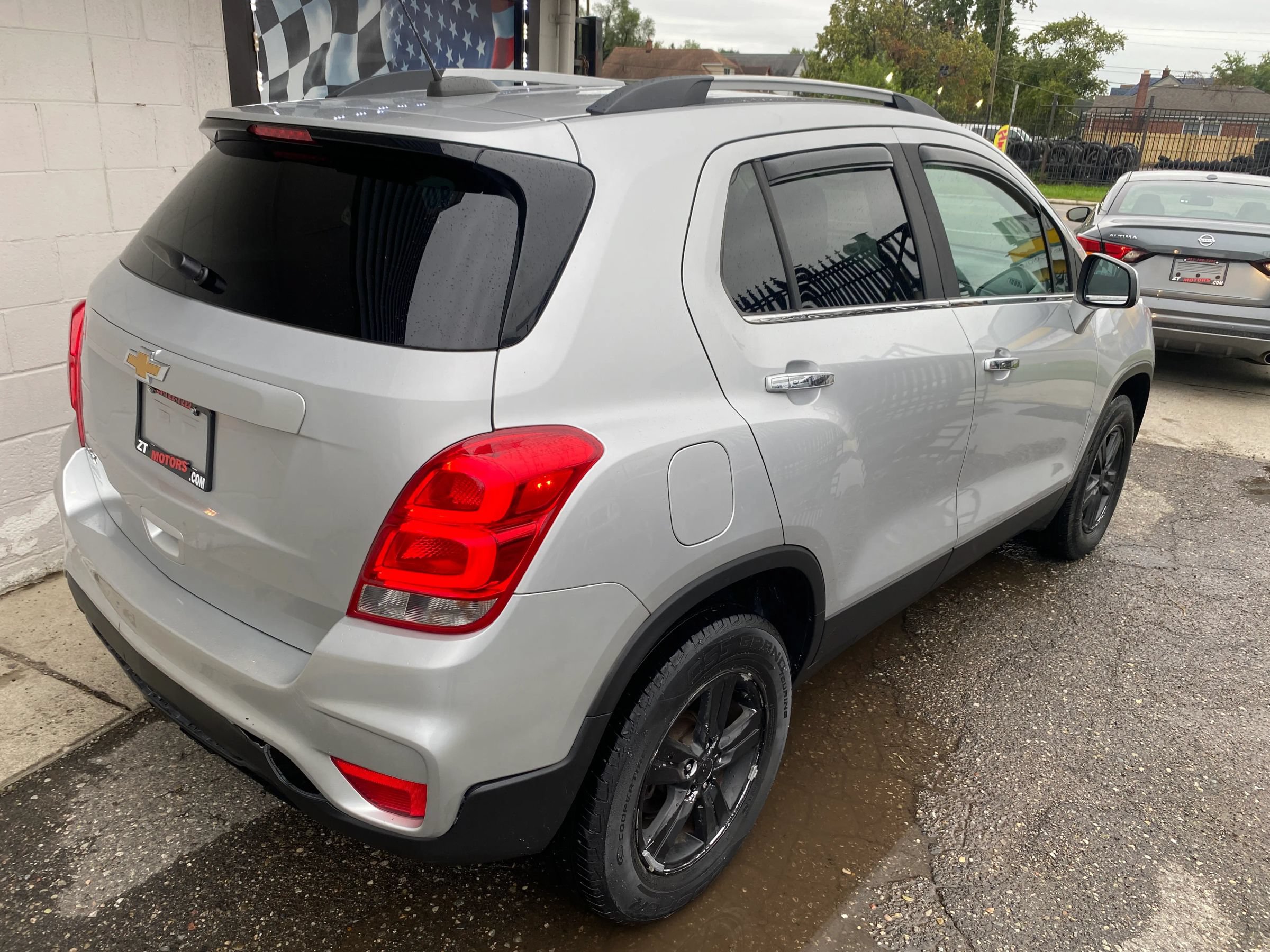 Used 2017 Chevrolet Trax LT w/ LT Convenience Package AWD/4WD image 8