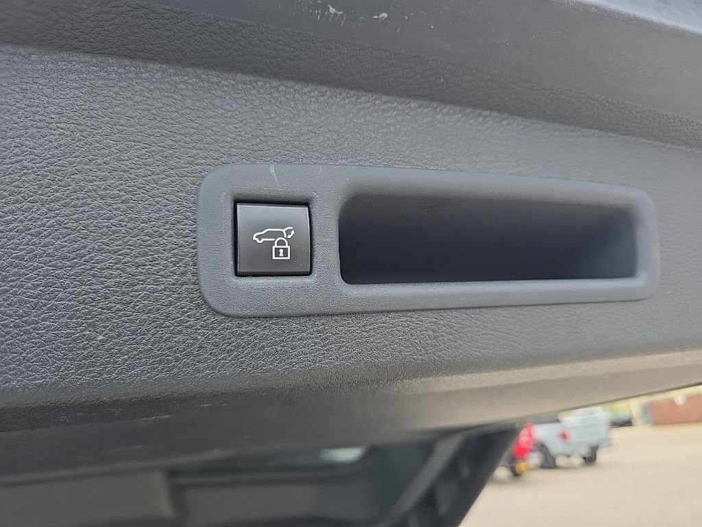 Used 2025 Toyota Sienna Platinum AWD/4WD image 7