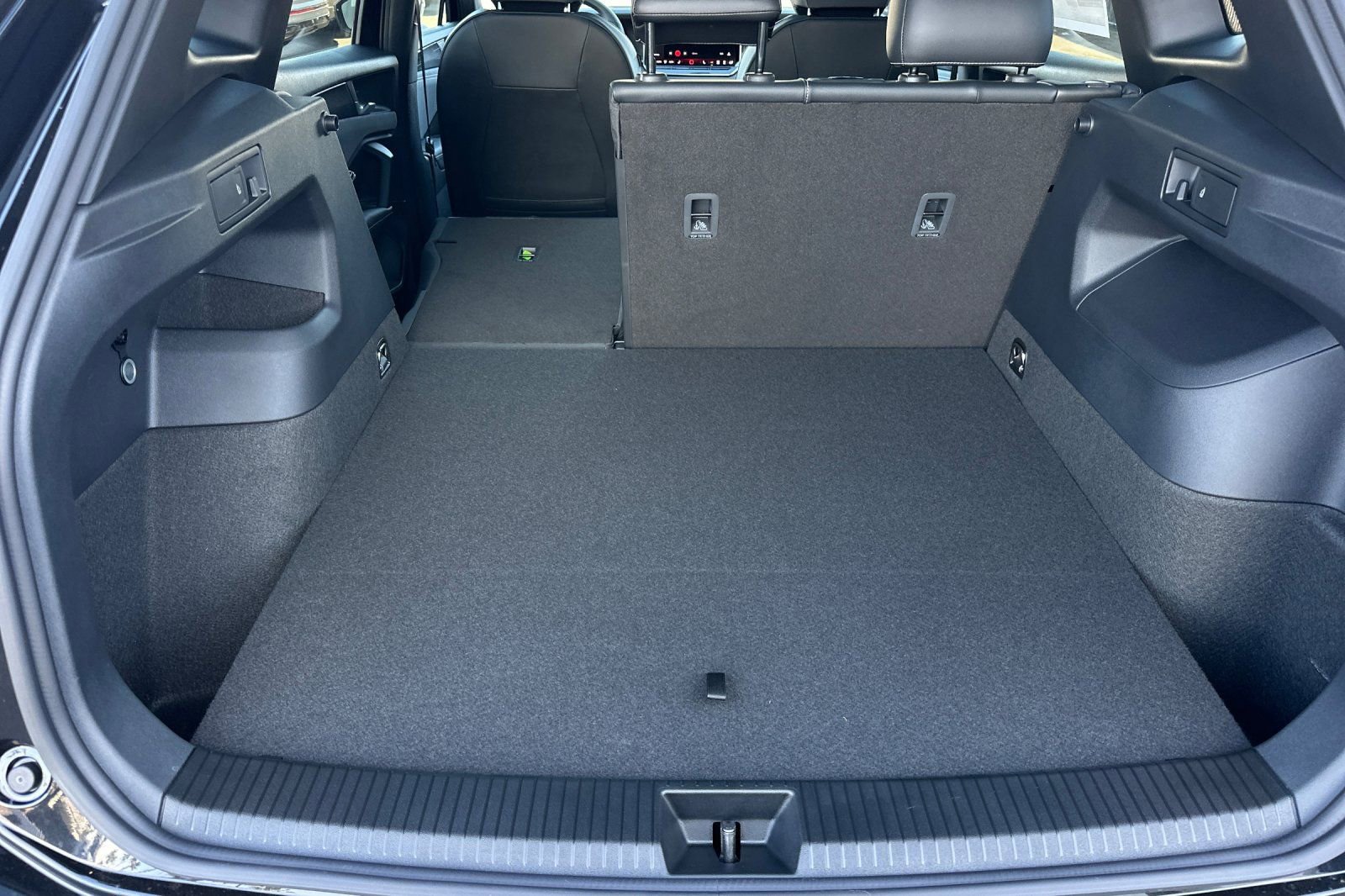 New 2026 Volkswagen Tiguan SE R-Line FWD image 13