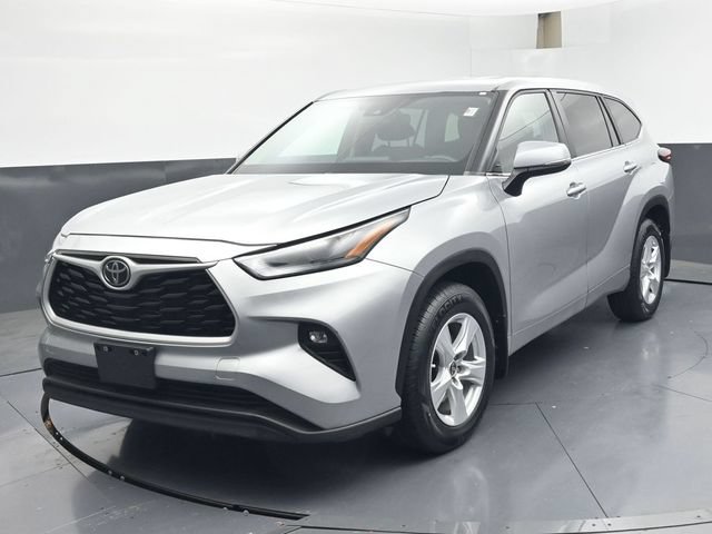 Used 2023 Toyota Highlander LE AWD/4WD image 1
