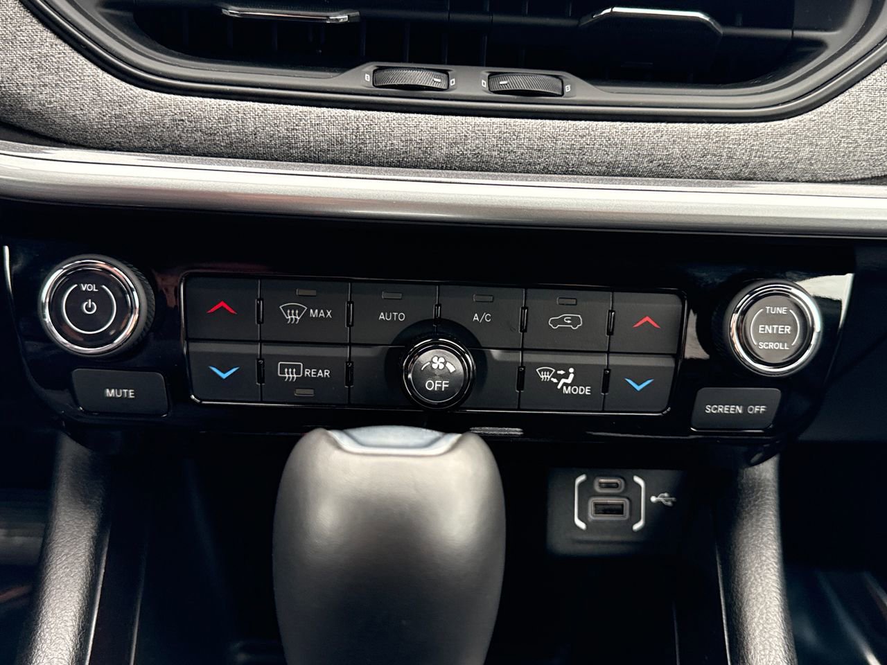 Used 2024 Jeep Compass Latitude w/ Sun and Sound Group image 22