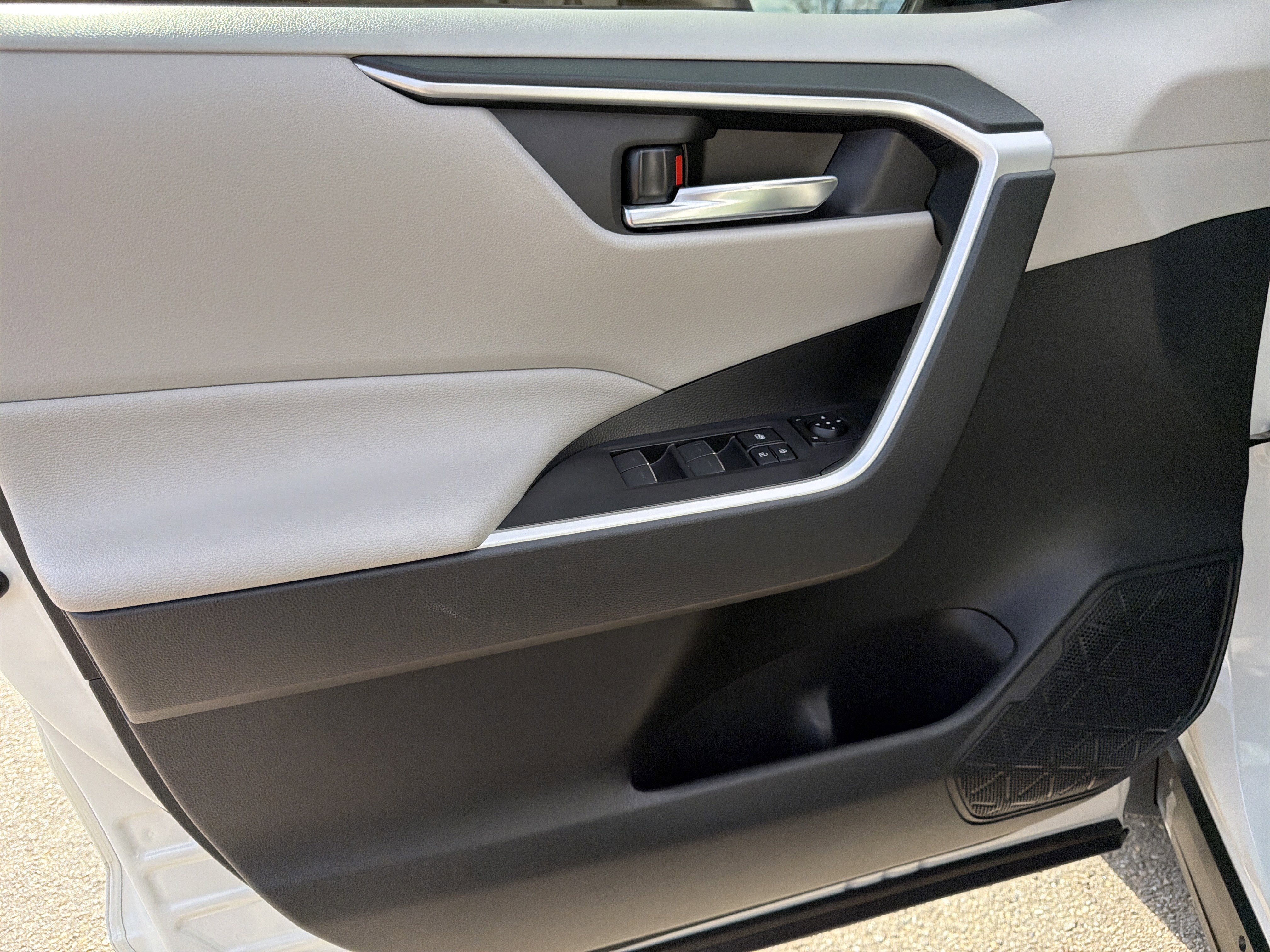 Used 2022 Toyota RAV4 XLE Premium image 10