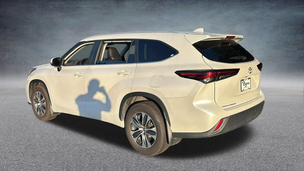 Used 2025 Toyota Highlander XLE AWD/4WD image 5