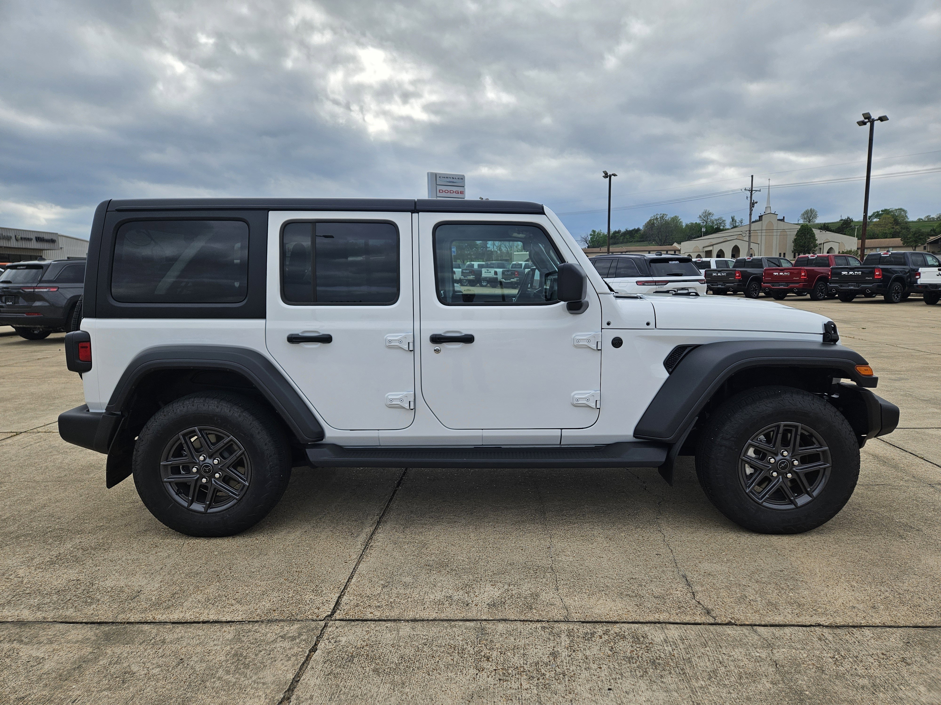 Used 2024 Jeep Wrangler Sport S image 7
