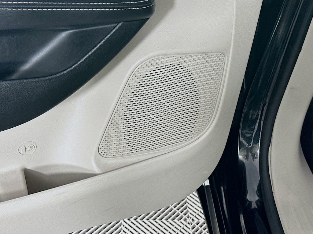 Certified 2024 Chrysler Pacifica Limited image 29