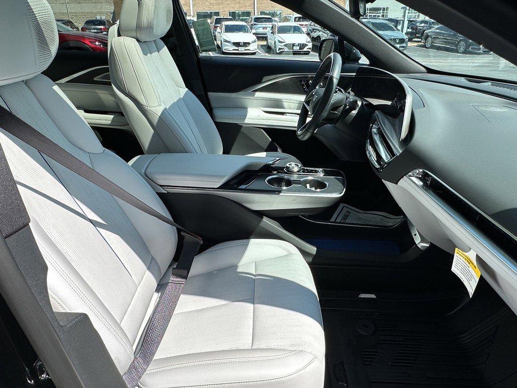New 2025 Cadillac Lyriq Luxury w/ LPO, Floor Liner Package AWD/4WD image 15