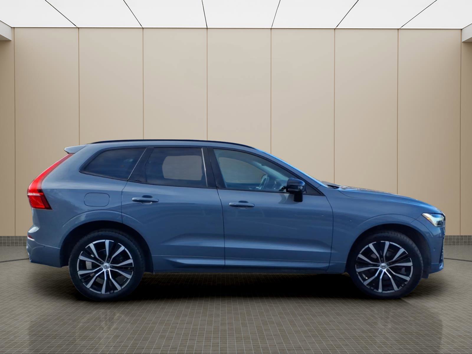 Used 2023 Volvo XC60 B5 Plus w/ Climate Package image 5