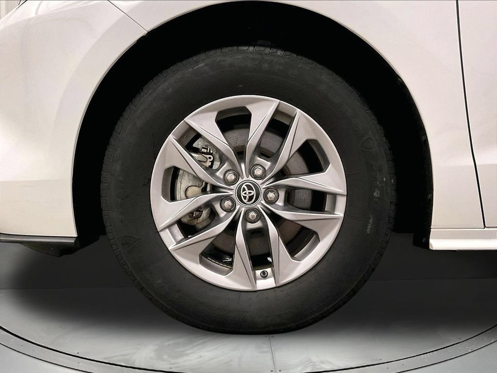Used 2025 Toyota Sienna LE FWD image 12