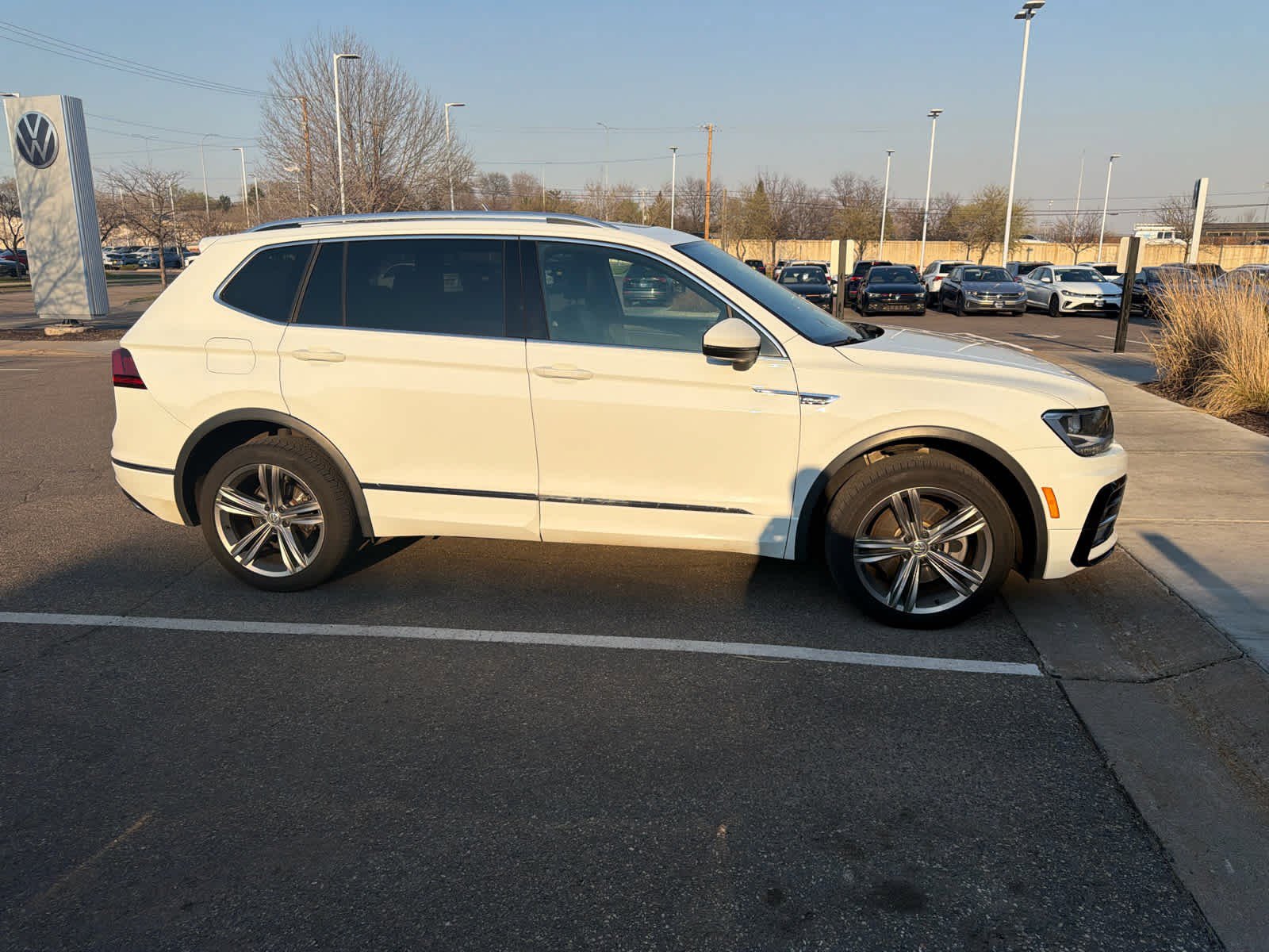 Used 2018 Volkswagen Tiguan SEL AWD/4WD image 3