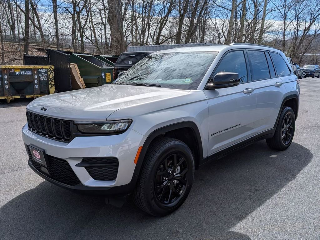 Used 2025 Jeep Grand Cherokee Altitude image 9