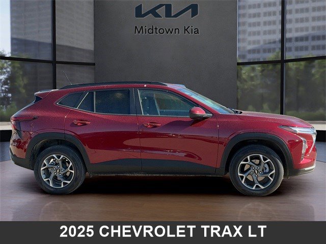 Used 2025 Chevrolet Trax LT w/ LT Convenience Package image 2