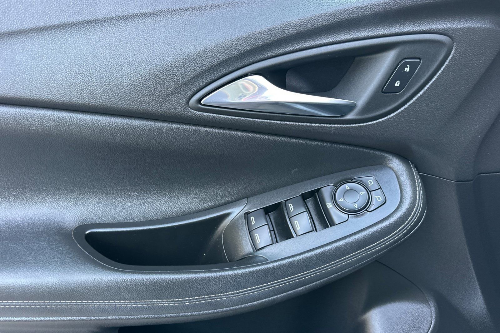 Used 2023 Buick Encore GX Preferred image 11