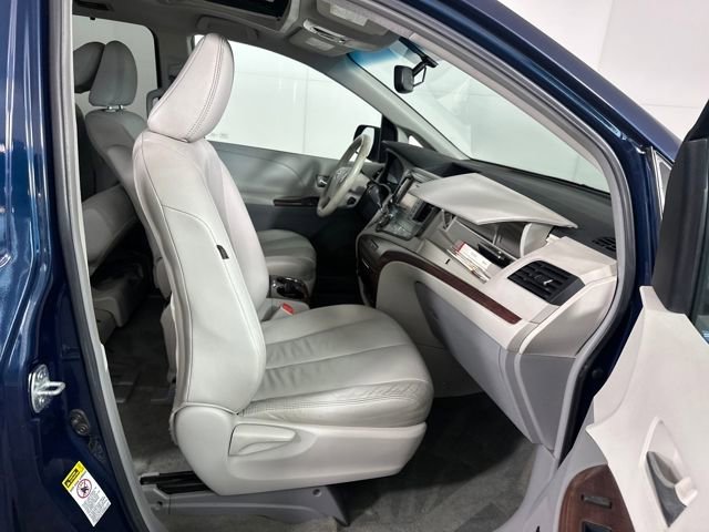 Used 2011 Toyota Sienna XLE image 28