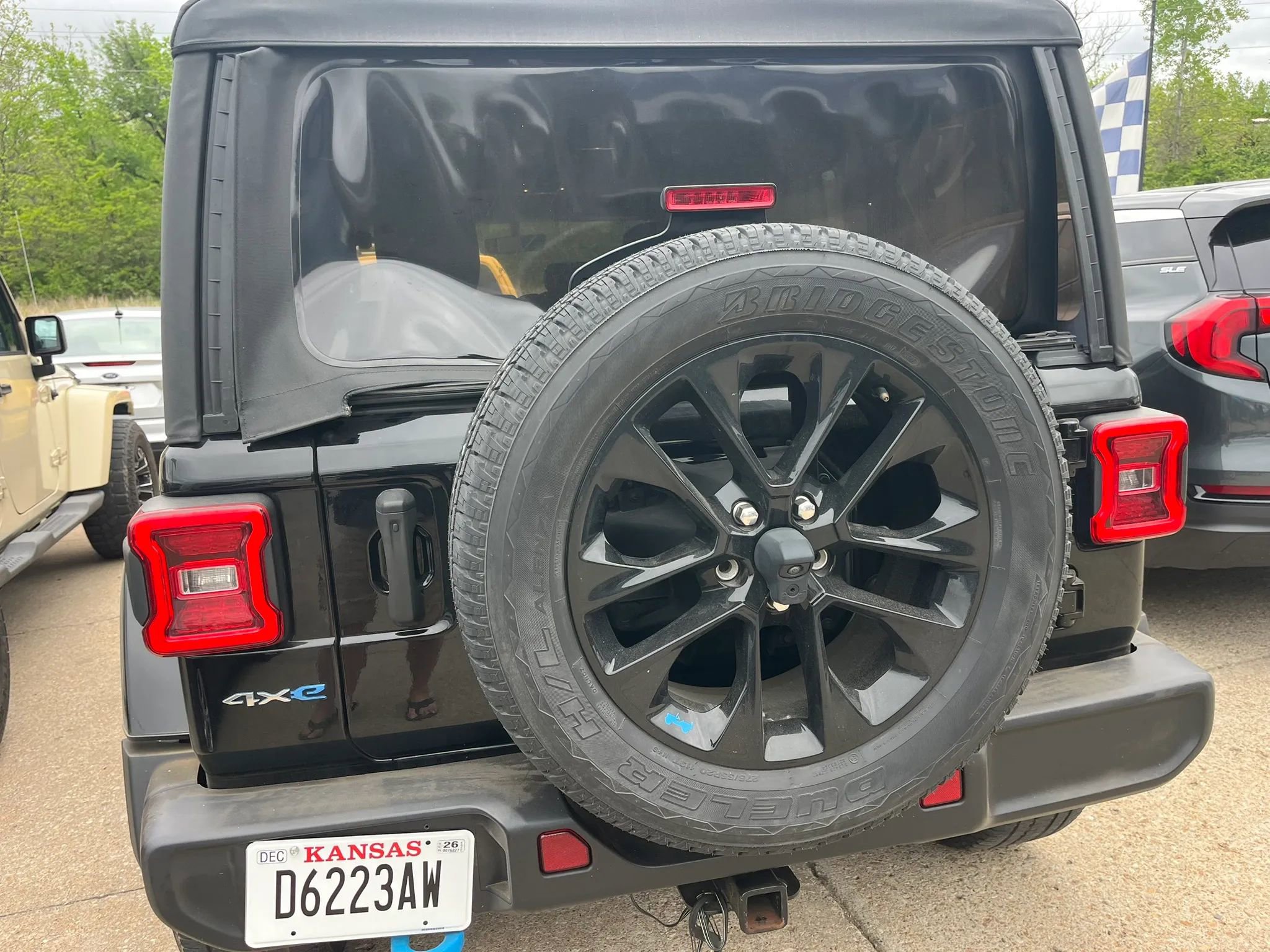 Used 2023 Jeep Wrangler Unlimited Sahara w/ Cold Weather Group AWD/4WD image 27