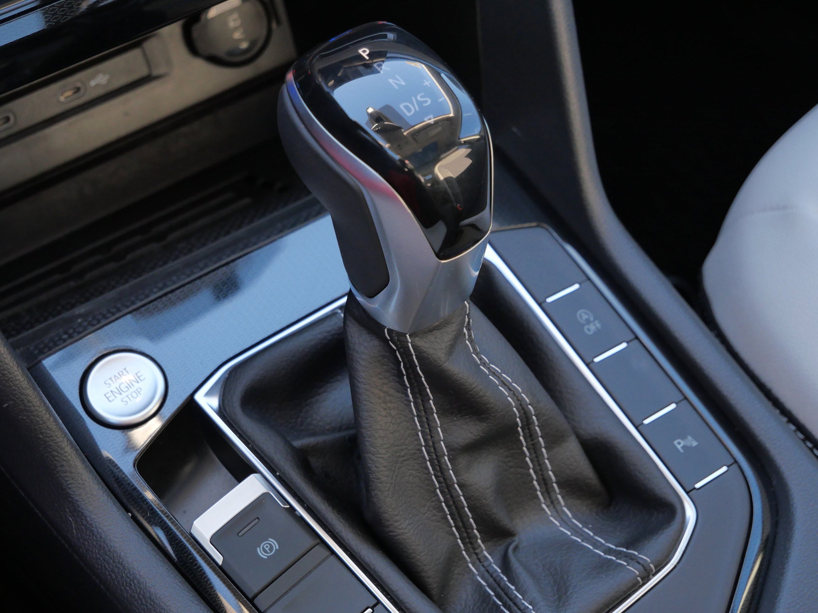 Certified 2025 Volkswagen Taos SE image 25