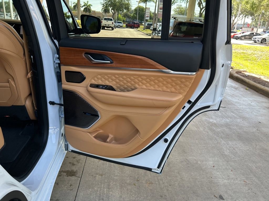 Used 2024 Jeep Grand Cherokee Summit AWD/4WD image 37