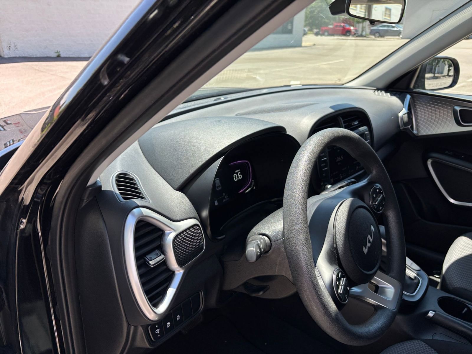 Used 2025 Kia Soul LX w/ LX Technology Package FWD image 33