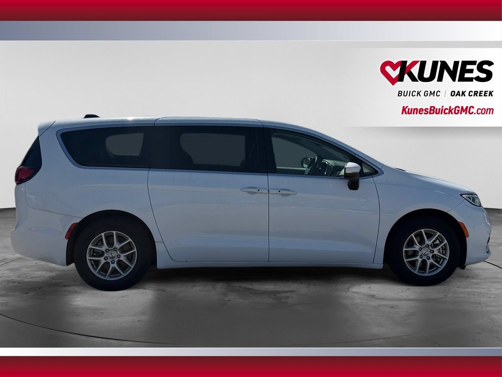 Used 2023 Chrysler Pacifica Touring-L FWD image 9
