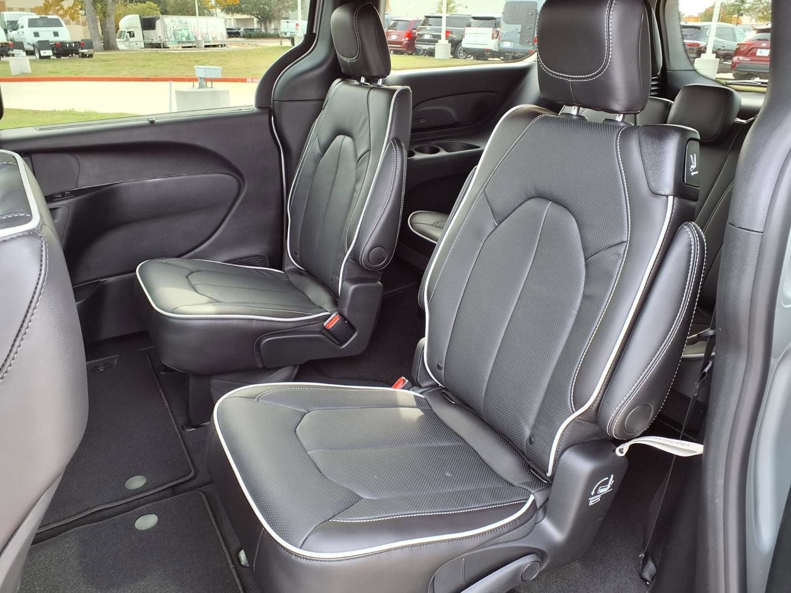 New 2026 Chrysler Pacifica Limited w/ S Appearance Package FWD image 13