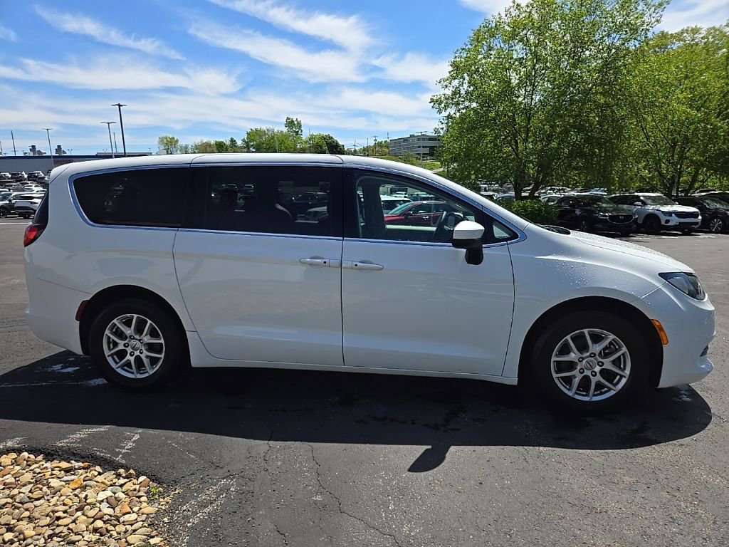 Used 2022 Chrysler Voyager LX FWD image 2