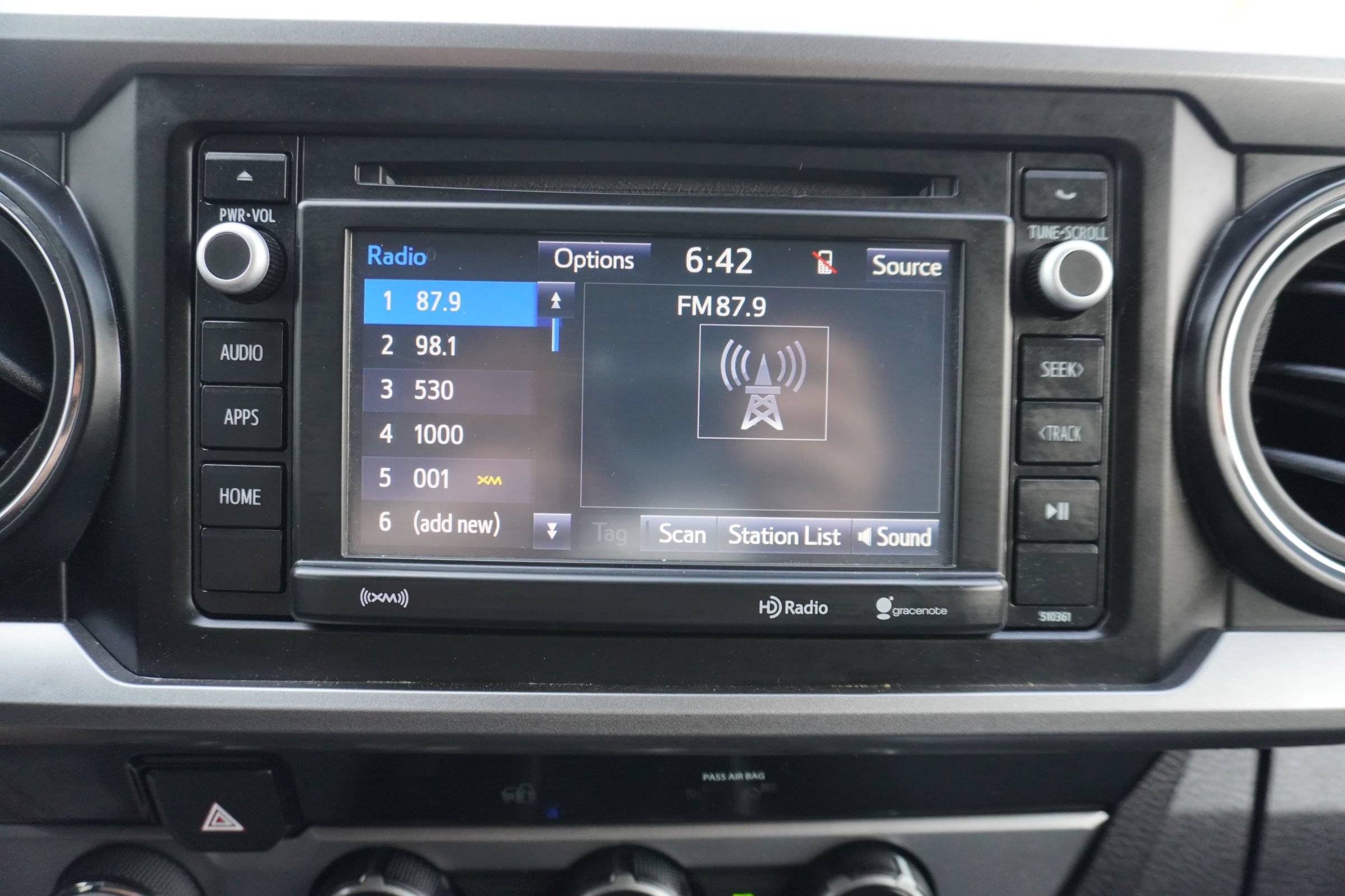 Used 2018 Toyota Tacoma SR5 AWD/4WD image 16