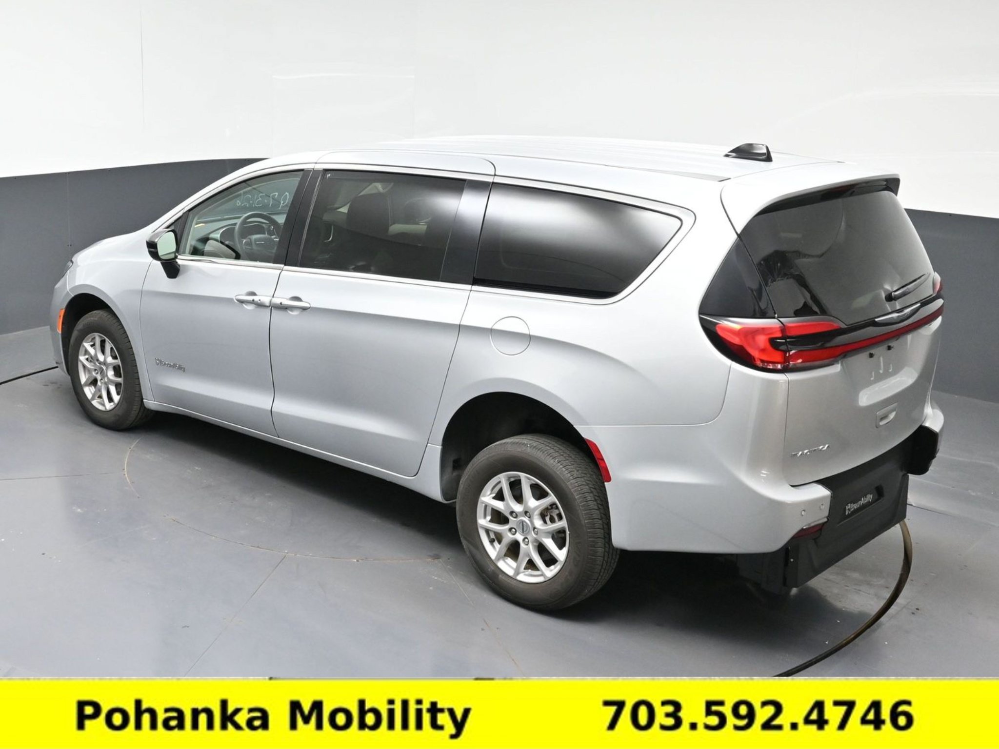 Used 2024 Chrysler Pacifica Touring-L FWD image 25