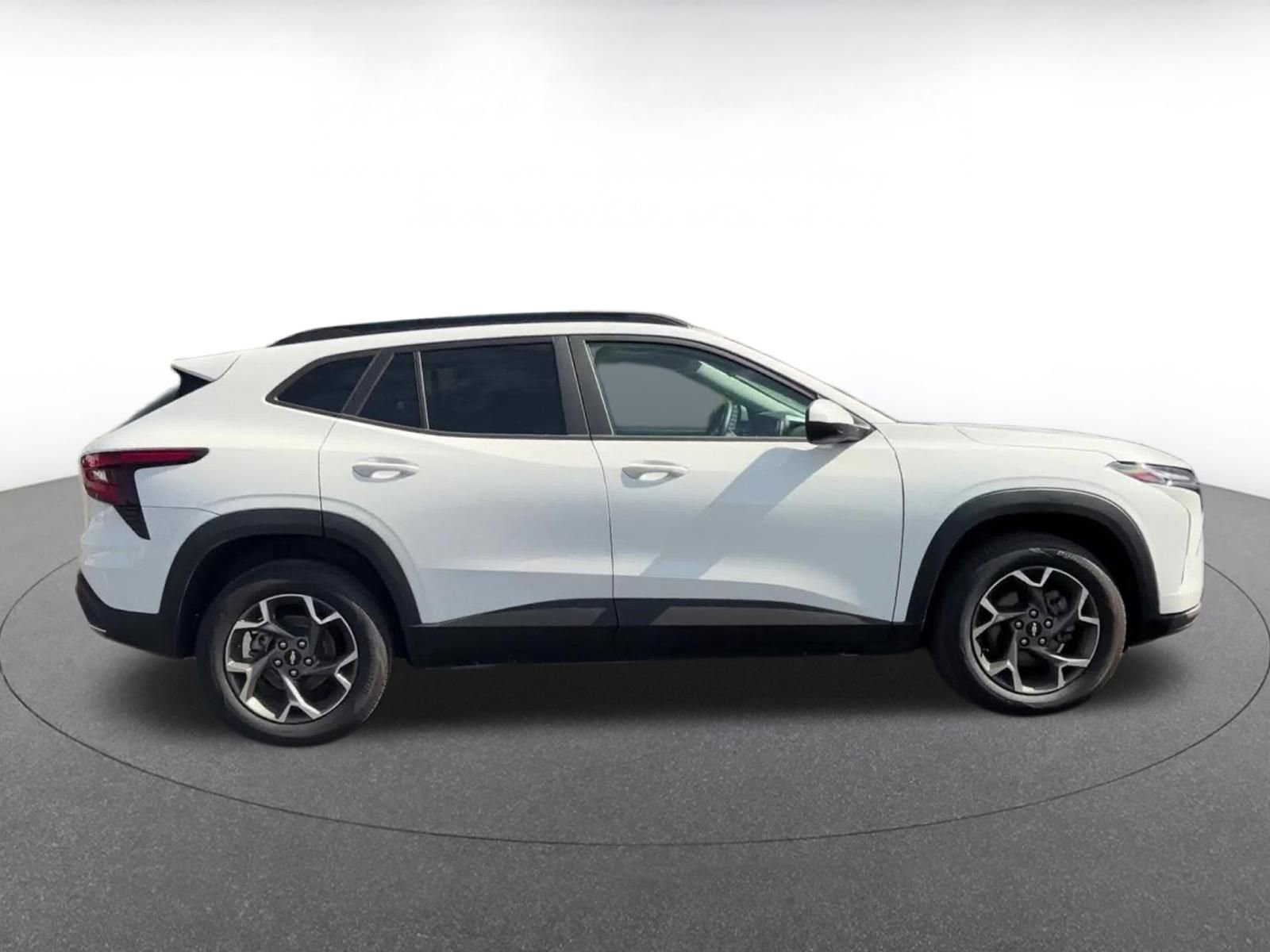 Used 2025 Chevrolet Trax LT w/ LT Convenience Package FWD image 16