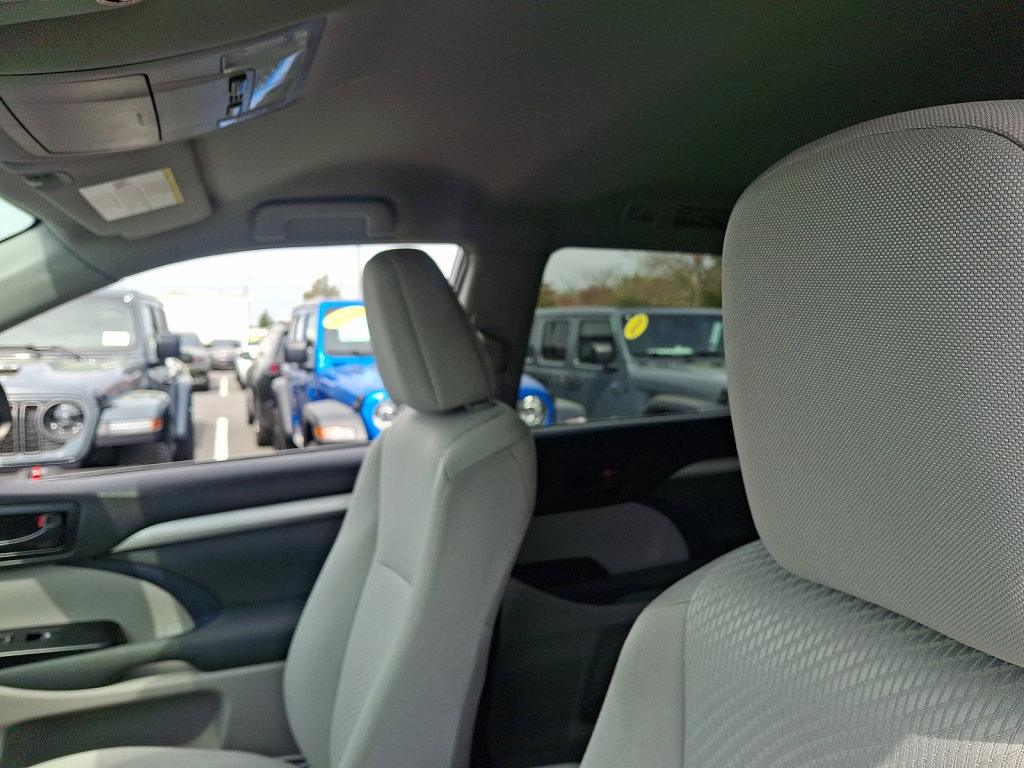 Used 2019 Toyota Highlander LE image 24