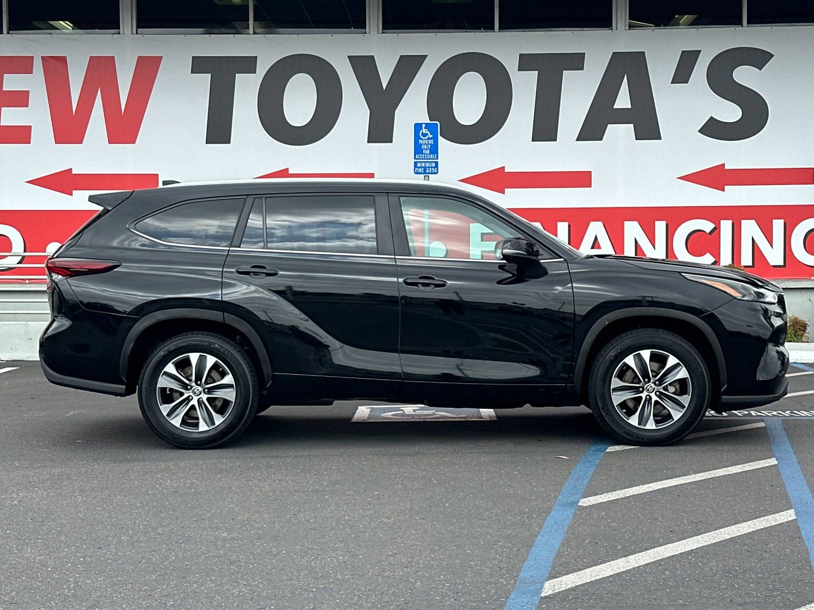 Used 2024 Toyota Highlander XLE FWD image 6