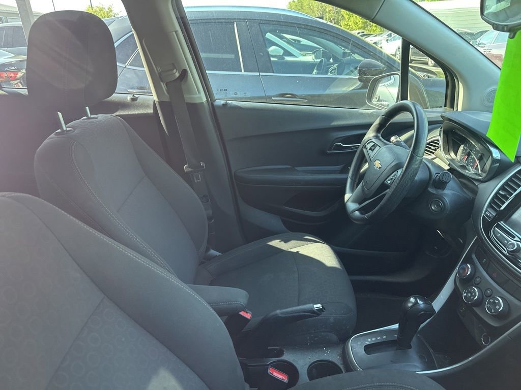 Used 2021 Chevrolet Trax LS w/ Tint and Cruise Package FWD image 3