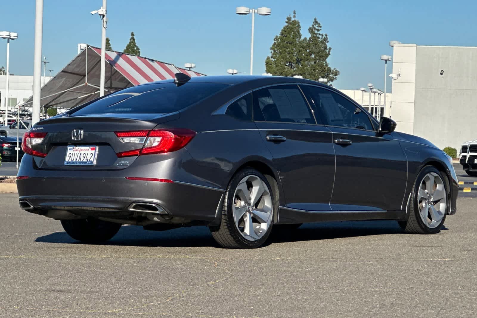 Used 2018 Honda Accord Touring image 2
