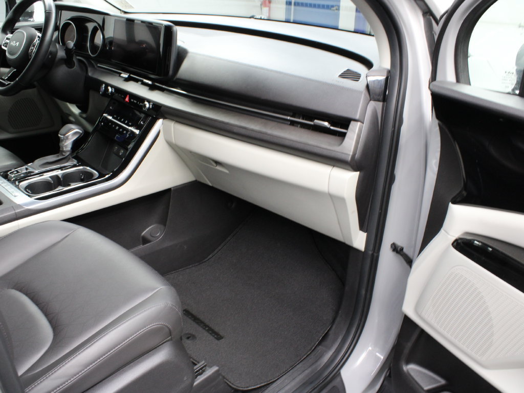 Used 2023 Kia Carnival EX FWD image 31