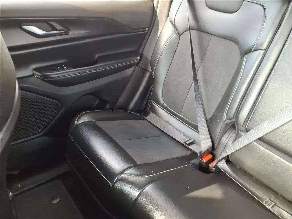 Used 2024 Jeep Grand Cherokee Altitude image 16