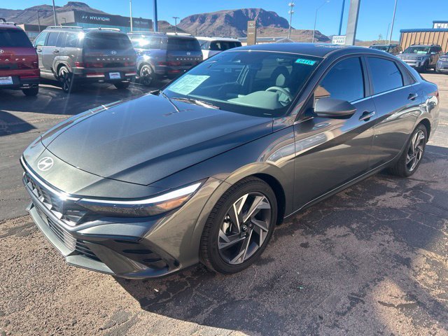 Used 2025 Hyundai Elantra SEL w/ Cargo Package FWD image 5