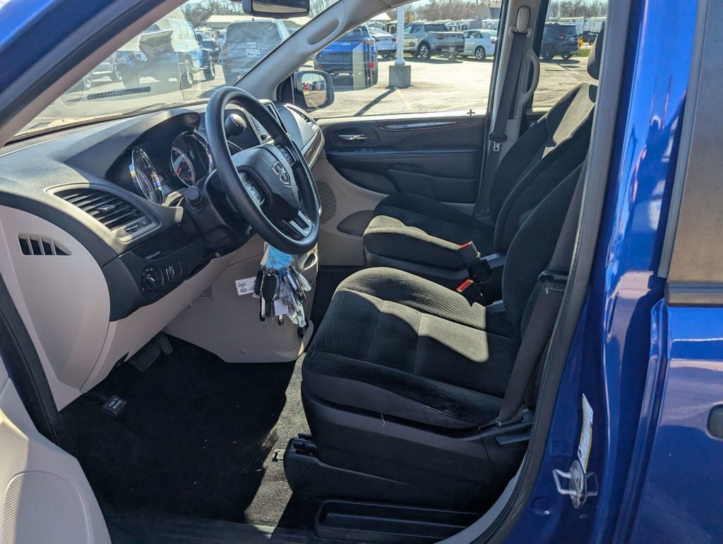 Used 2019 Dodge Grand Caravan SE w/ UConnect Hands-Free Group image 12