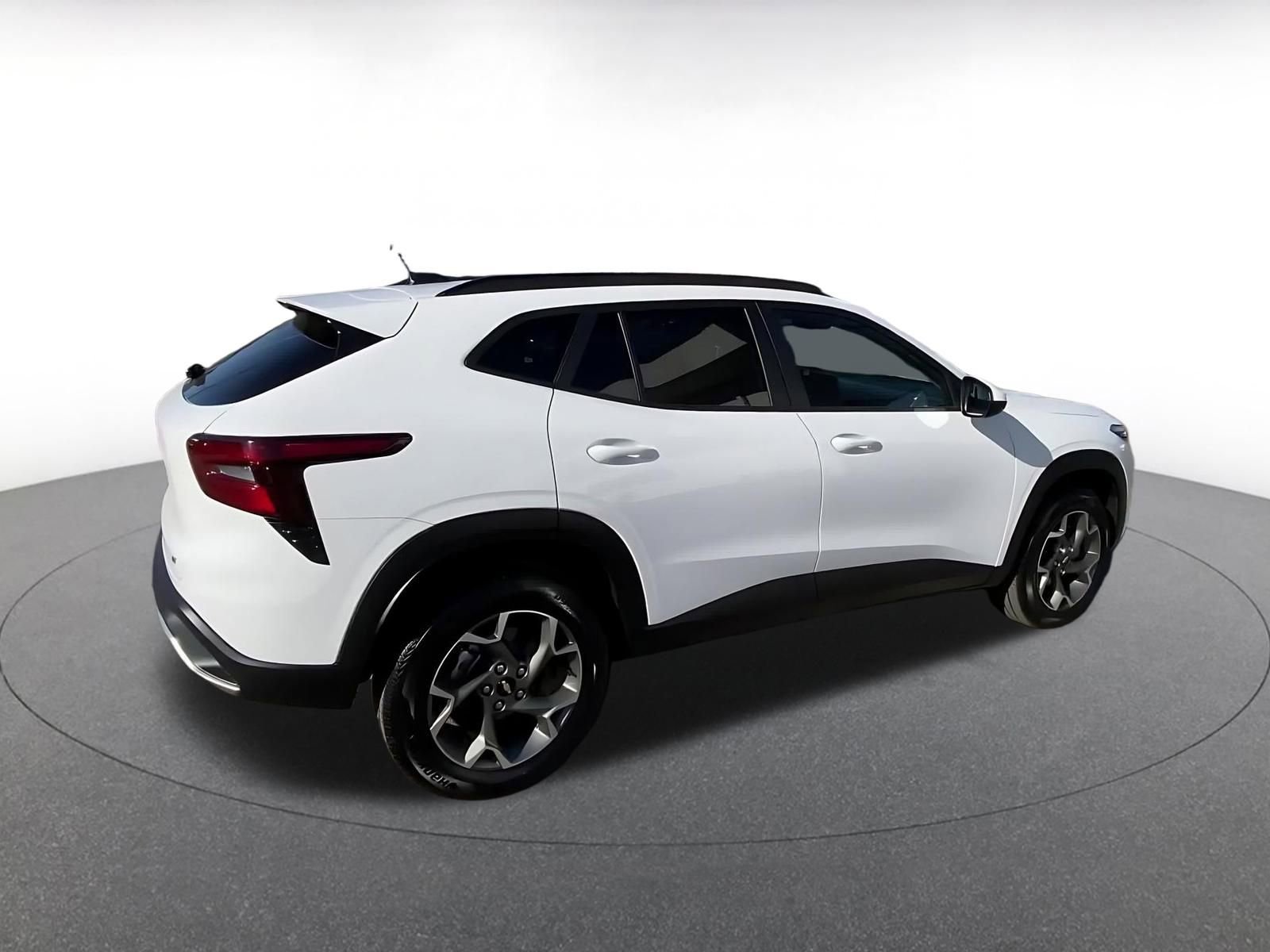 Used 2025 Chevrolet Trax LT w/ LT Convenience Package image 14