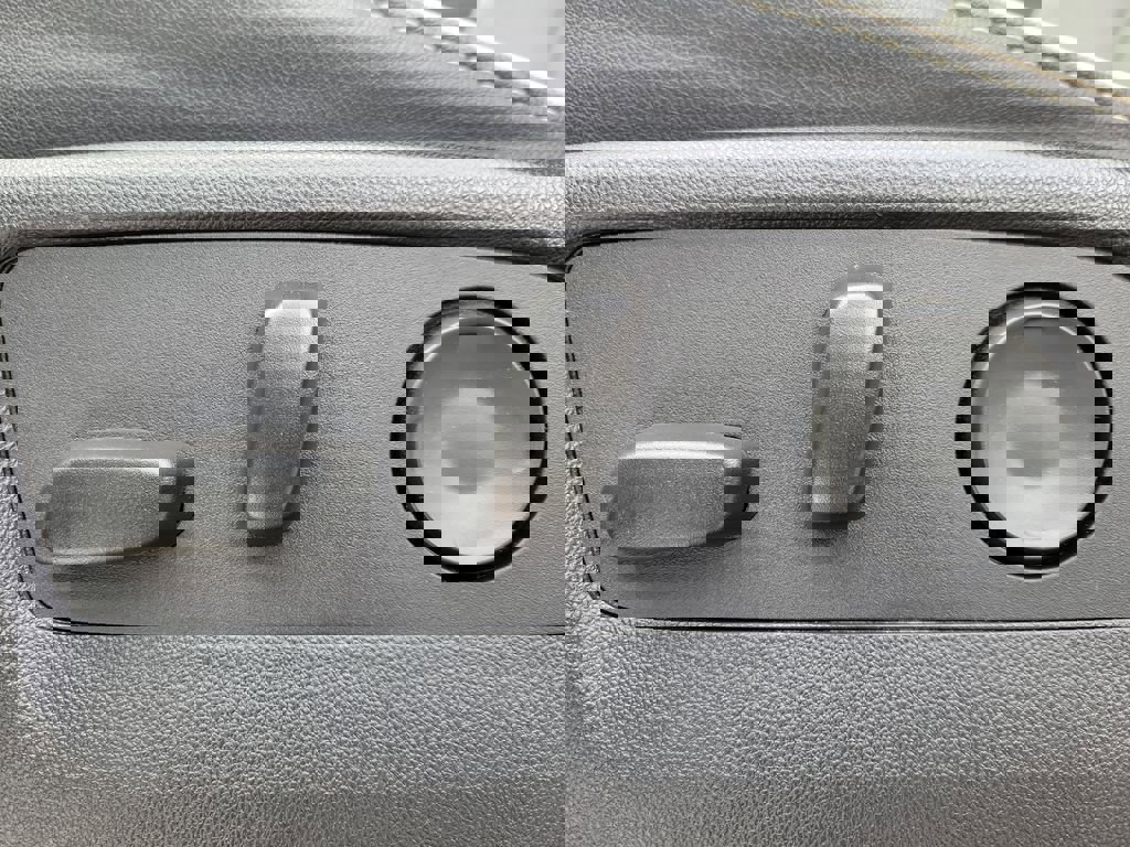 Used 2024 GMC Yukon SLT w/ SLT Luxury Package image 21