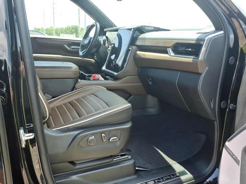 Used 2025 GMC Yukon Denali Ultimate AWD/4WD image 12
