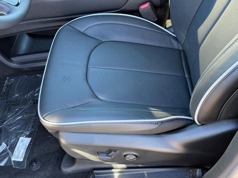 New 2026 Chrysler Pacifica Limited w/ S Appearance Package image 13