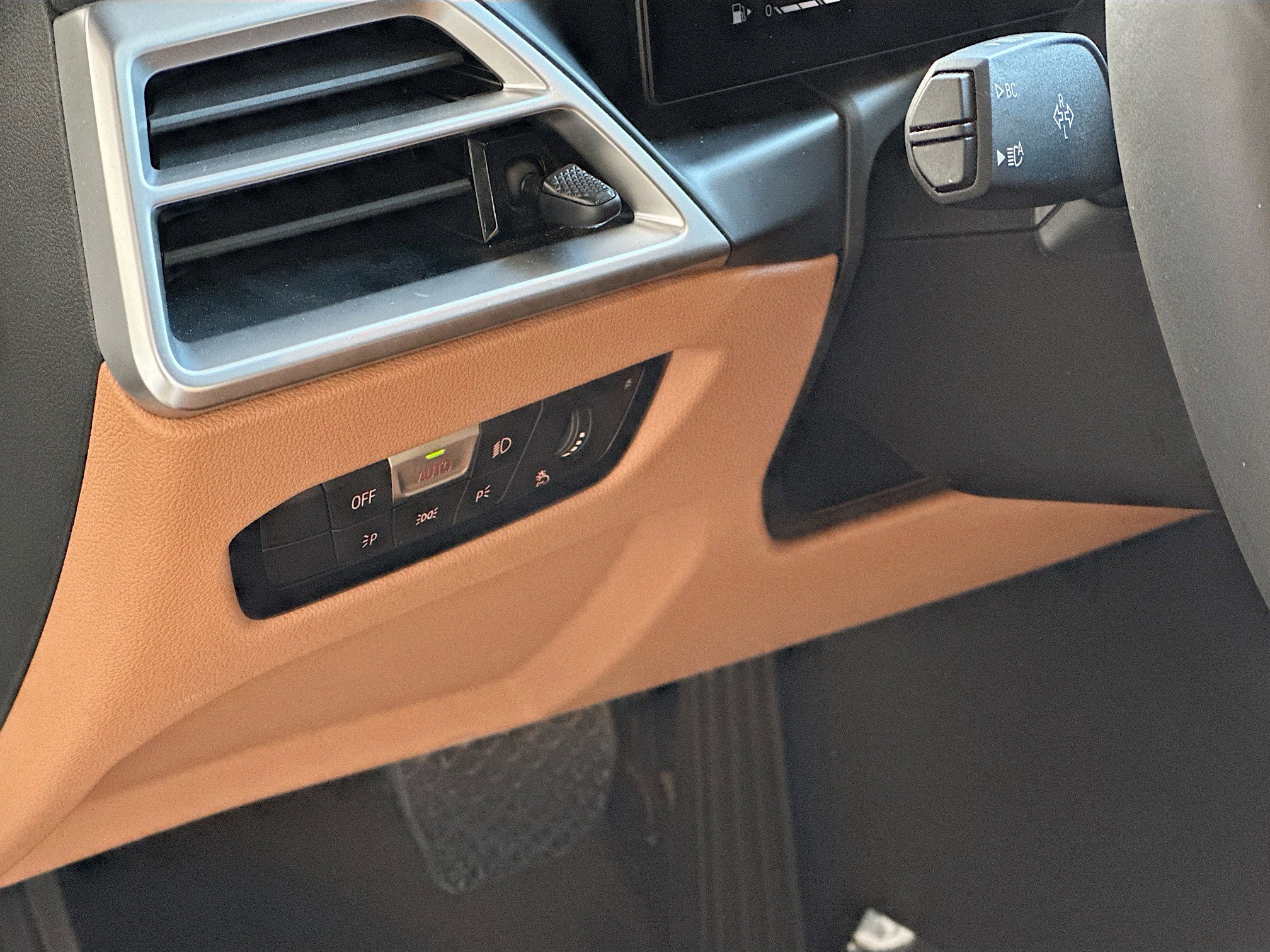 Certified 2025 BMW 330i Sedan w/ M Sport Package image 10