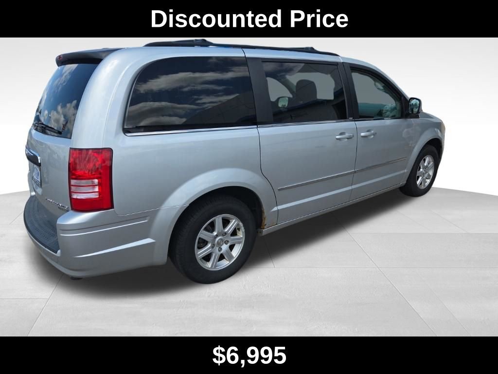 Used 2010 Chrysler Town & Country Touring w/ Entertainment Group #2 FWD image 3
