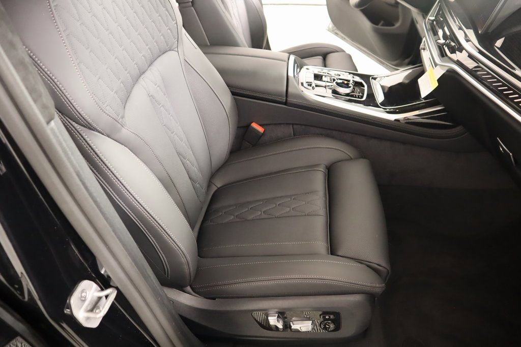 New 2025 BMW X7 M60i image 15