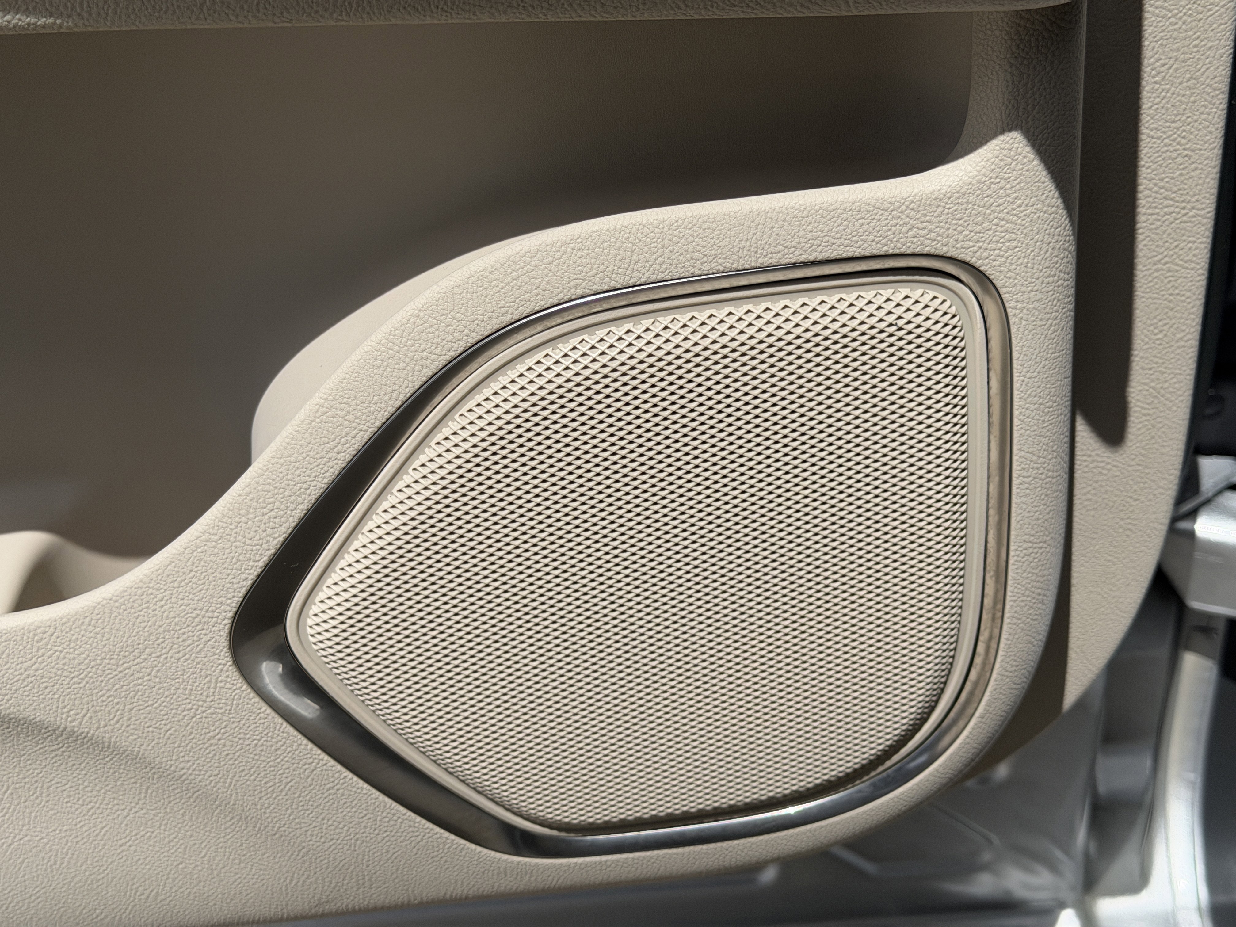 Used 2019 Lincoln Nautilus Select image 17