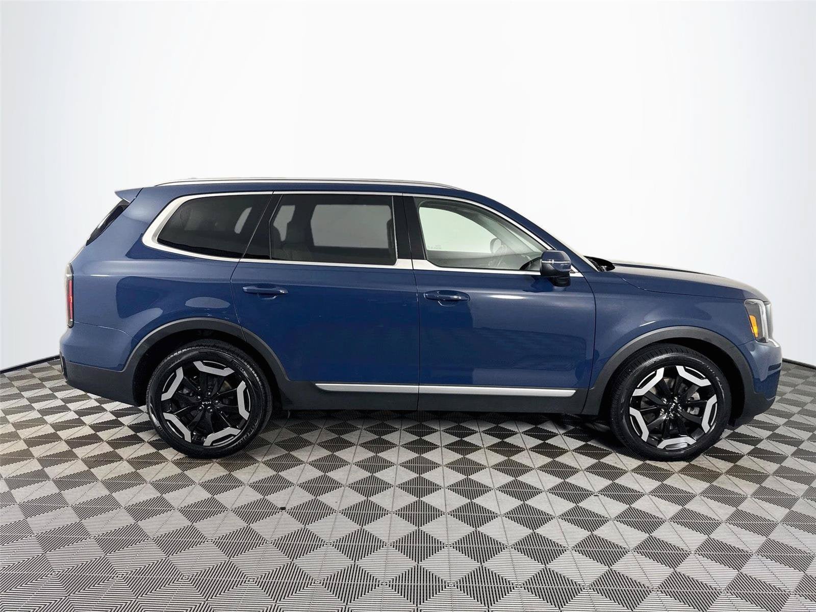 Certified 2023 Kia Telluride EX w/ EX Captain's Chair Package FWD image 4