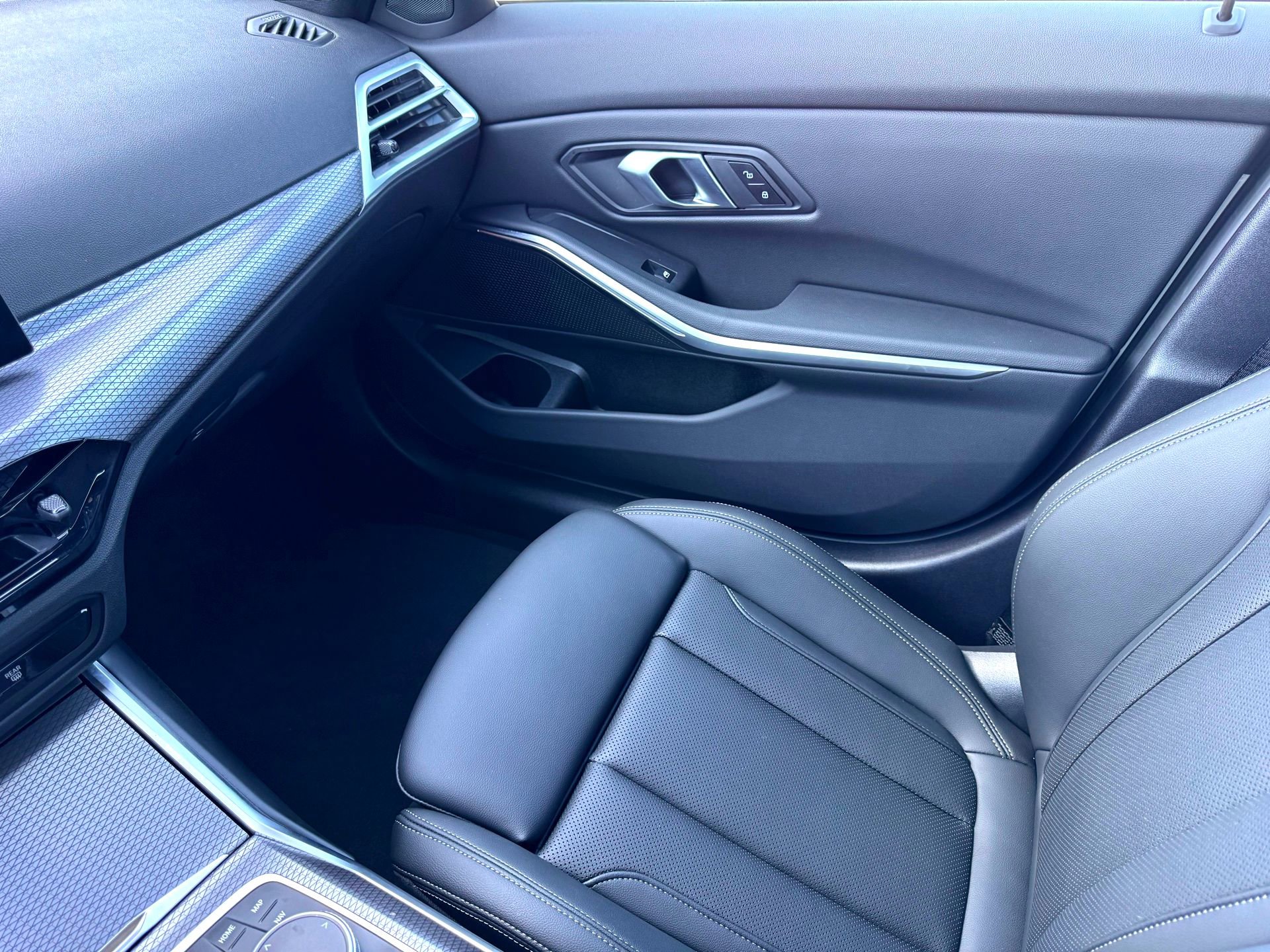 Used 2026 BMW 330i xDrive Sedan AWD/4WD image 32